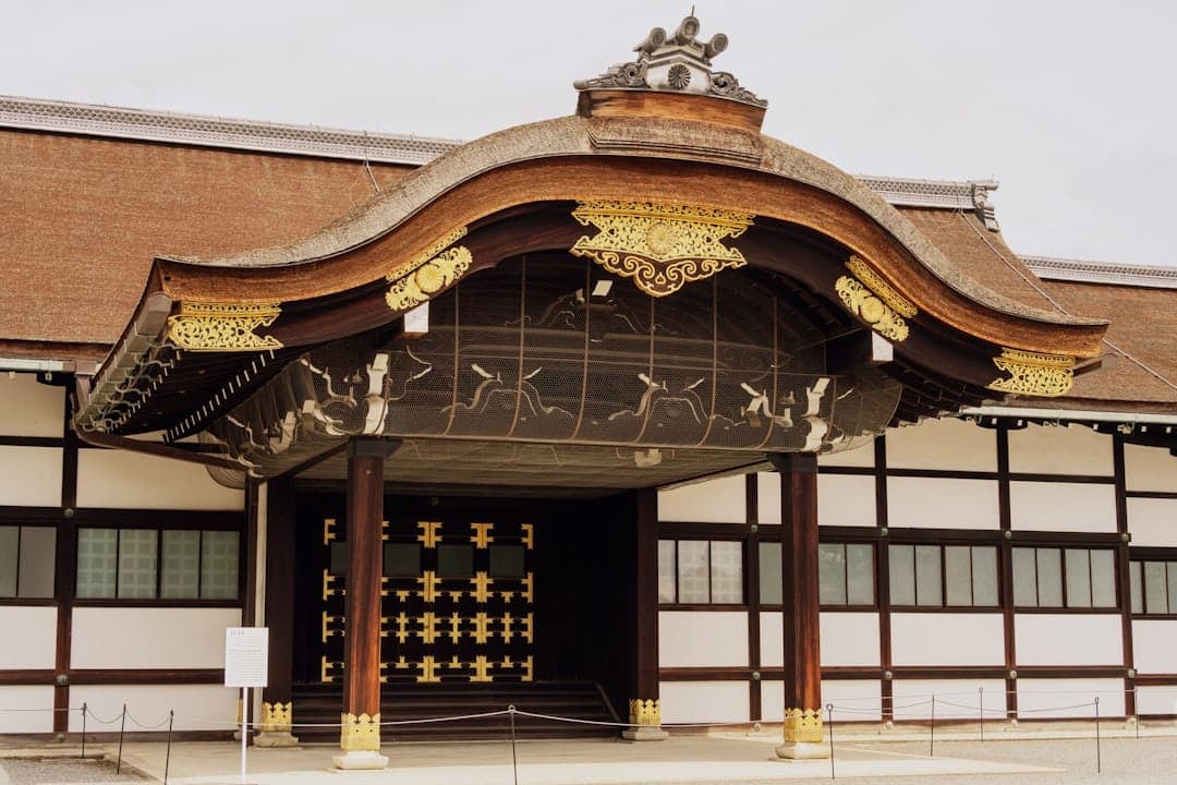 Entrada do templo Fukagawa Fudou-dō com telhado curvo ornamentado, detalhes dourados e pilares de madeira.